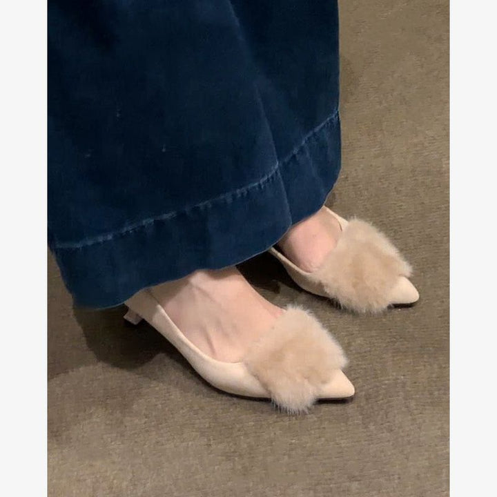 Damen Spitz zulaufende Mules aus Samtoptik mit Fellpompon und geformtem Kittenabsatz Drune