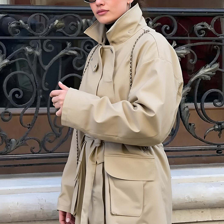 Damen Taillierte Übergangsjacke mit Stehkragen, Schultercape und Bindegürtel Drune