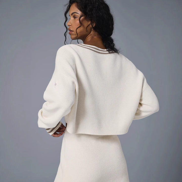 Damen modisches Strickkleid mit eleganter Kapuze und feinen Kontraststreifen Drune