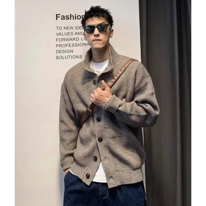 Herren Grobstrickjacke mit Stehkragen und Knopfleiste Drune