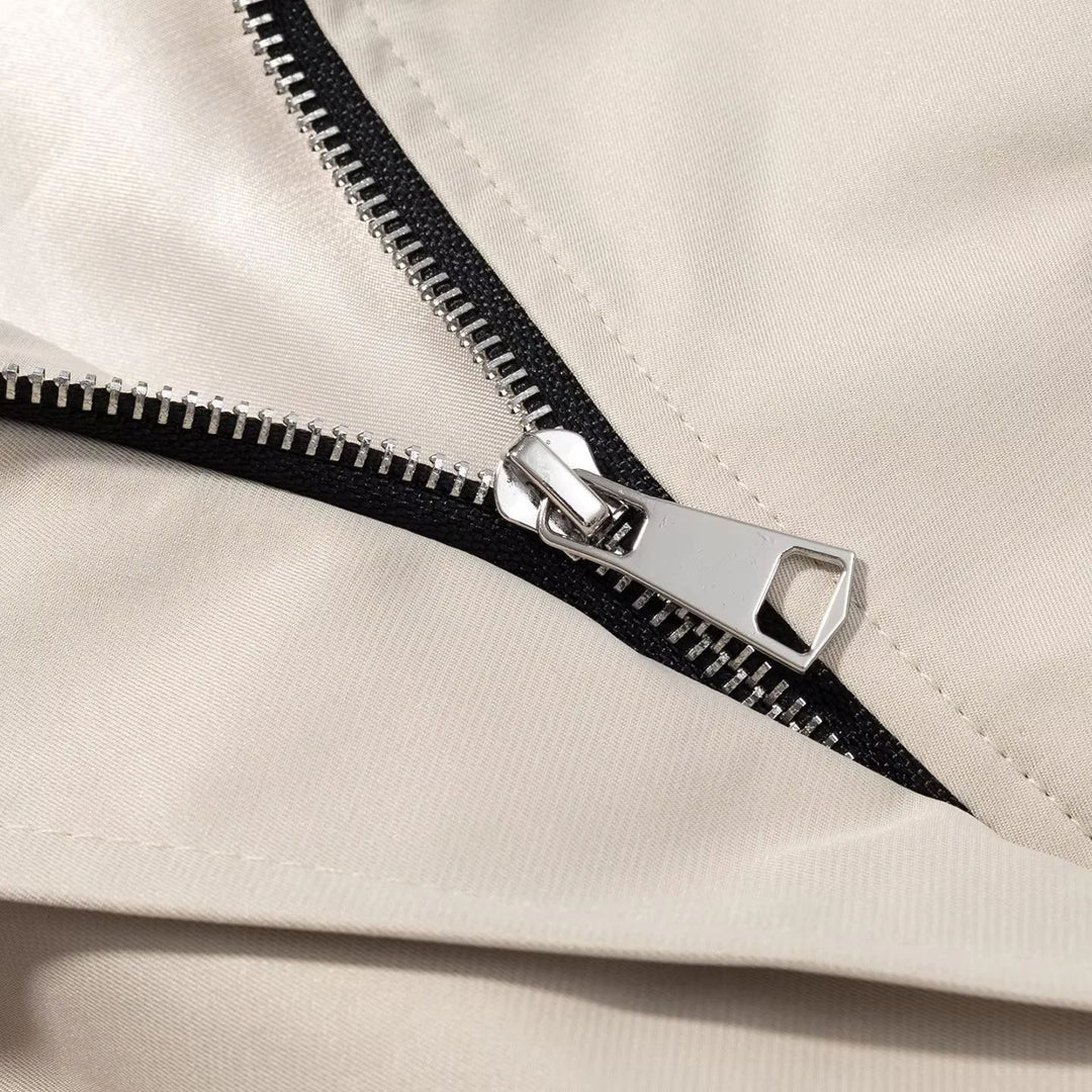 Damen nan kurzer Trenchcoat mit Cape‑Schulter, hohem Stehkragen und Bindegürtel Drune