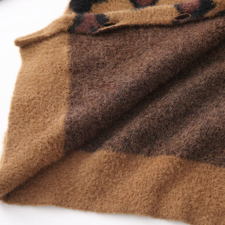 Damen Flauschige Strickjacke im Leoprint mit Rundhals und Knopfleiste Drune