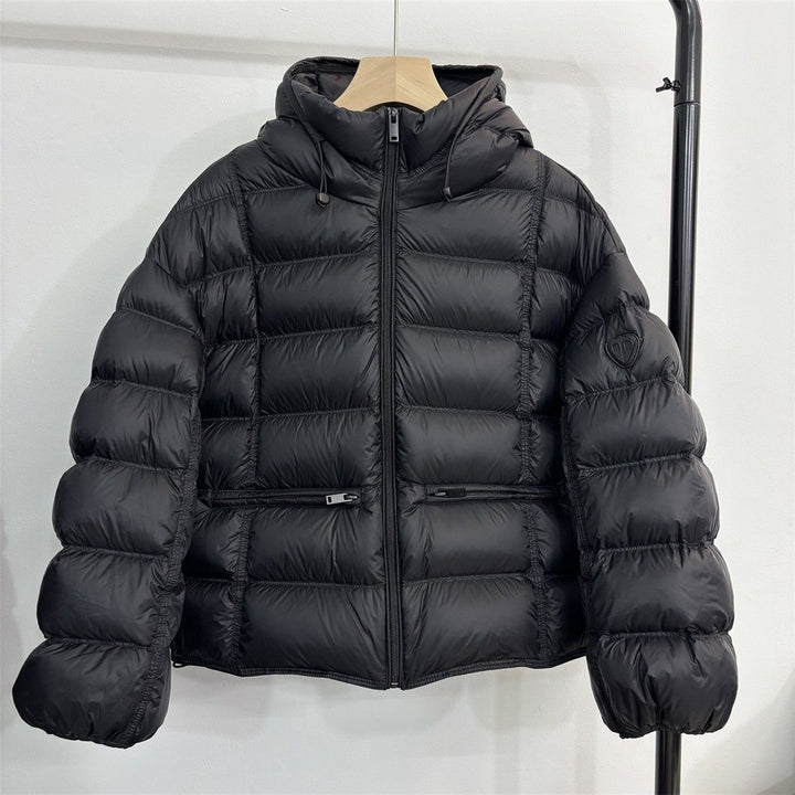 Damen nan kurz geschnittene Thermo-Steppjacke mit Kapuze, Reißverschlusstaschen und elastischen Bündchen Drune