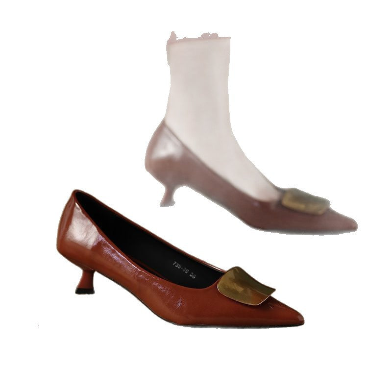 Damen Spitz zulaufende Kitten‑Heel Pumps mit dekorativer Metallapplikation Drune