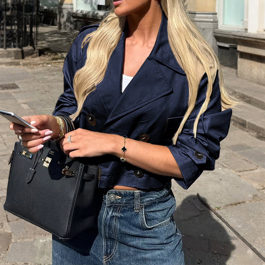 Damen nan kurzer Satin-Trench mit doppelreihiger Knopfleiste, aufgesetzten Pattentaschen und geknöpften Ärmelmanschetten Drune