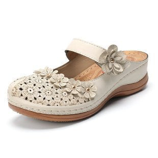 Damen Blumenverzierte Komfort-Pantolette mit Lochmuster, verstellbarem Klettriemen und gepolstertem Fußbett Drune