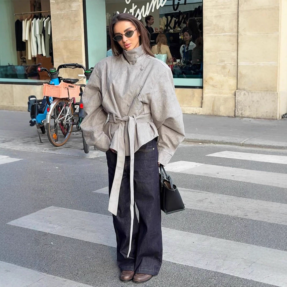 Damen Kurzjacke aus Veloursleder‑Optik mit hohem Stehkragen, Taillengürtel und kastiger Oversize‑Silhouette Drune