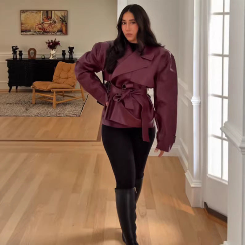 Damen Taillierte kurze Trenchjacke mit Bindegürtel und Cape-Detail aus veganer Lederoptik Drune