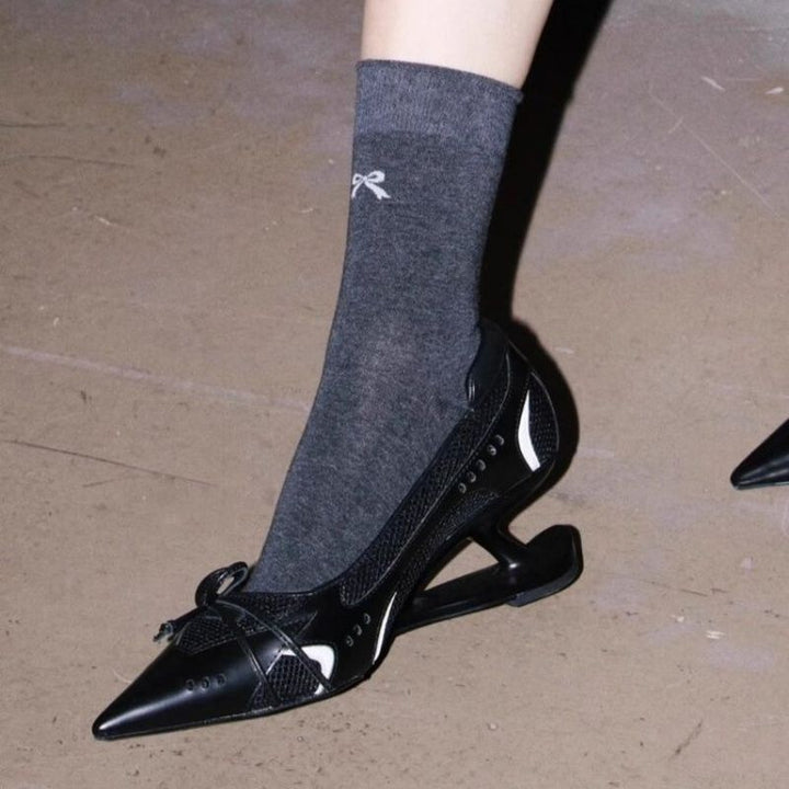 Damen Spitz zulaufende Metallic‑Slingback‑Pumps mit skulpturellem Fersenabsatz und Schleifenakzent Drune