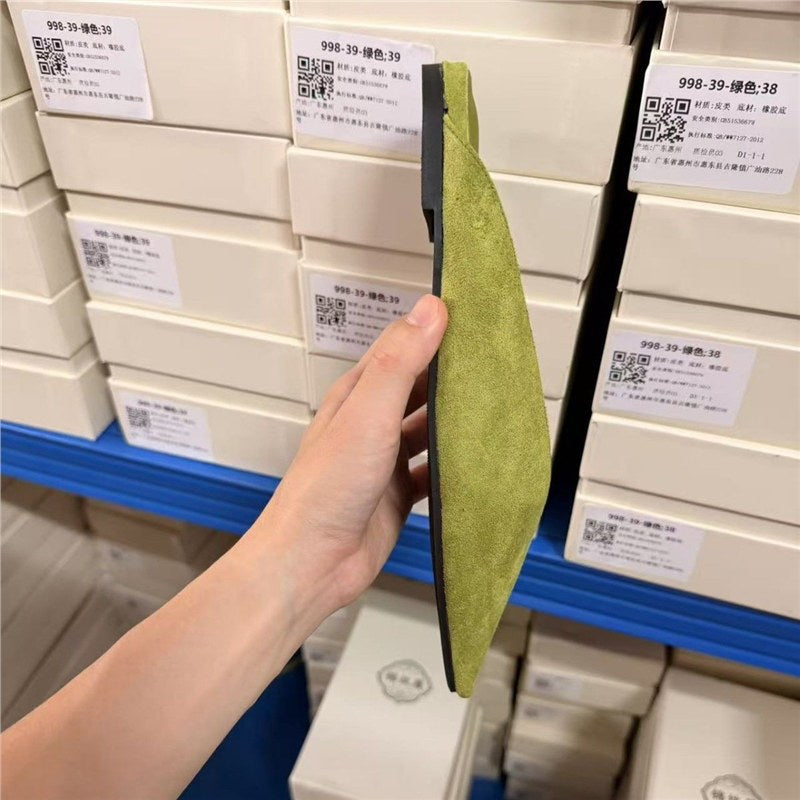 Damen Spitz zulaufende Wildleder‑Mules mit V‑Ausschnitt und flacher Komfortsohle Drune
