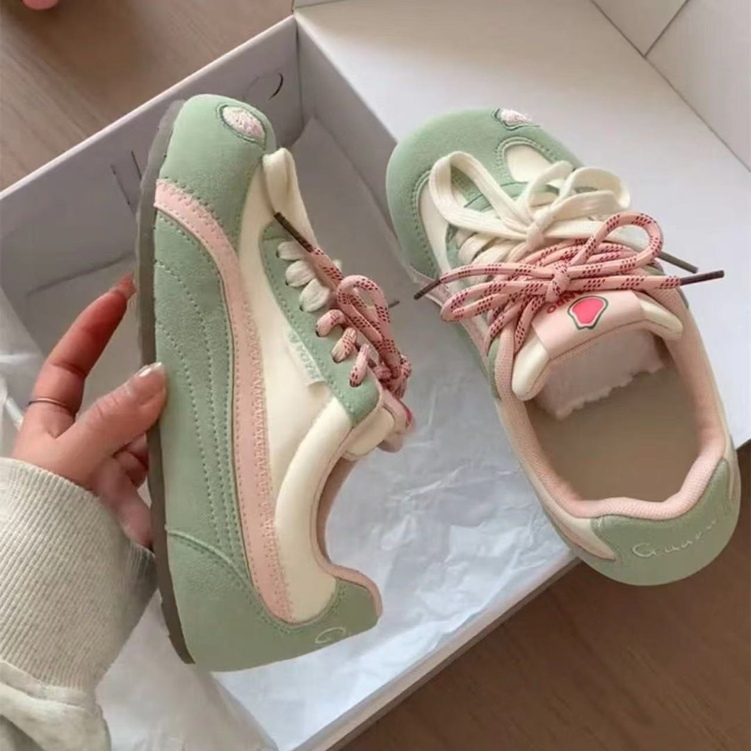 Damen Retro Pastell‑Sneaker mit Veloursoptik, gepolstertem Komfortfußbett und Herz‑Patch Drune