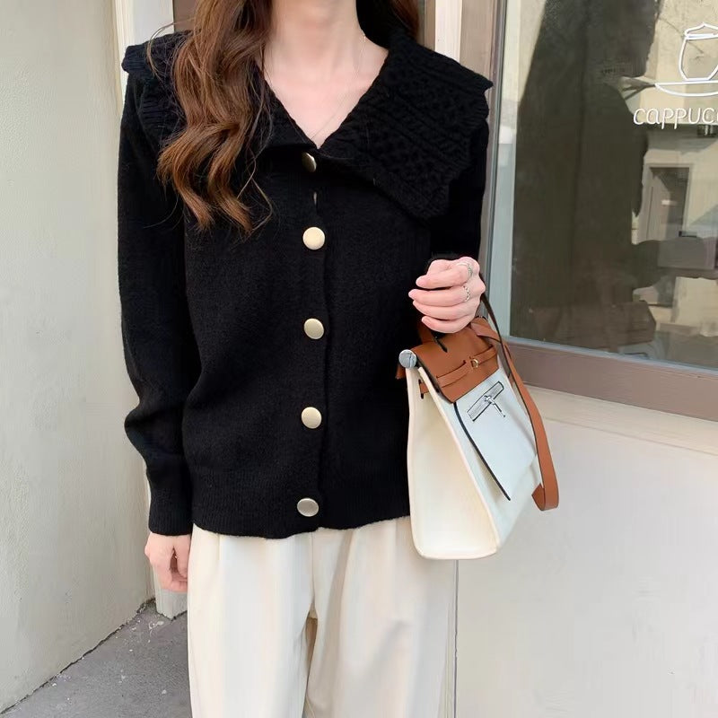 Damen Strickjacke mit breitem Kragen und dekorativen Knöpfen Drune
