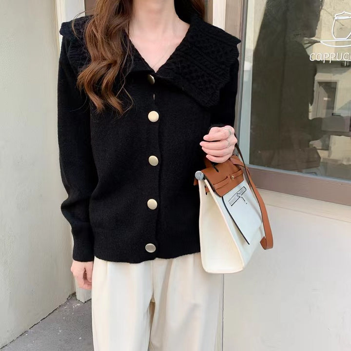 Damen Strickjacke mit breitem Kragen und dekorativen Knöpfen Drune