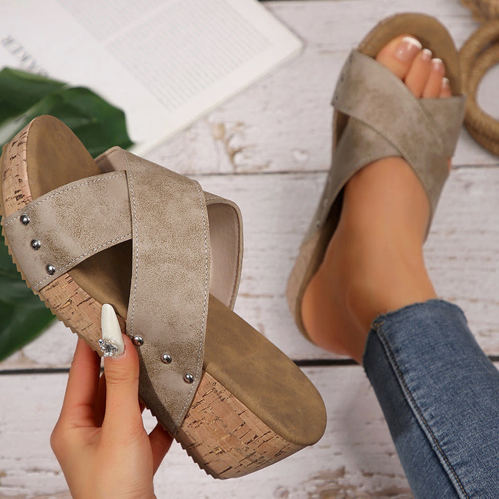 Damen nan Keilsandalette mit Fersenriemen, ergonomischem Fußbett, Korkoptik-Plateau und gepolstertem Zehenbereich Drune