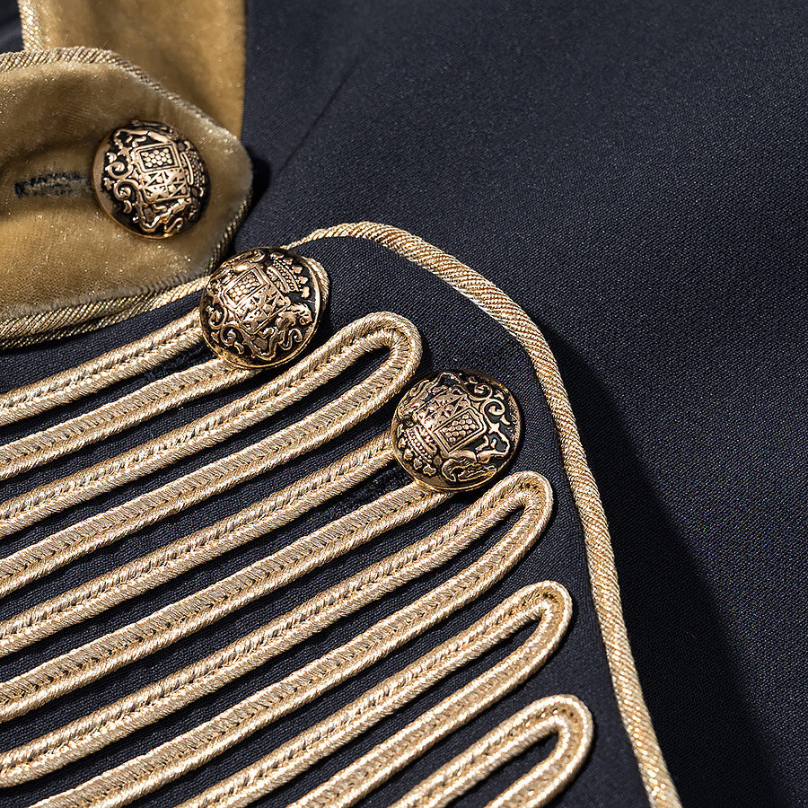 Damen Kurzblazer im Marschall-Stil mit verzierten Goldgalons und Stehkragen Drune