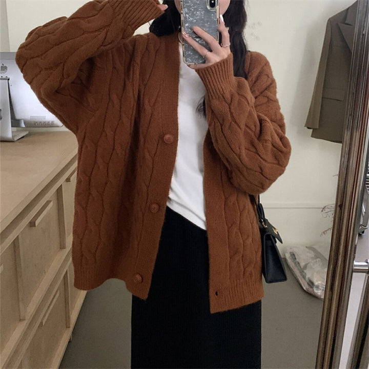 Damen Grobstrickjacke mit elegantem Zopfmuster und bequemen Knopfdetails Drune