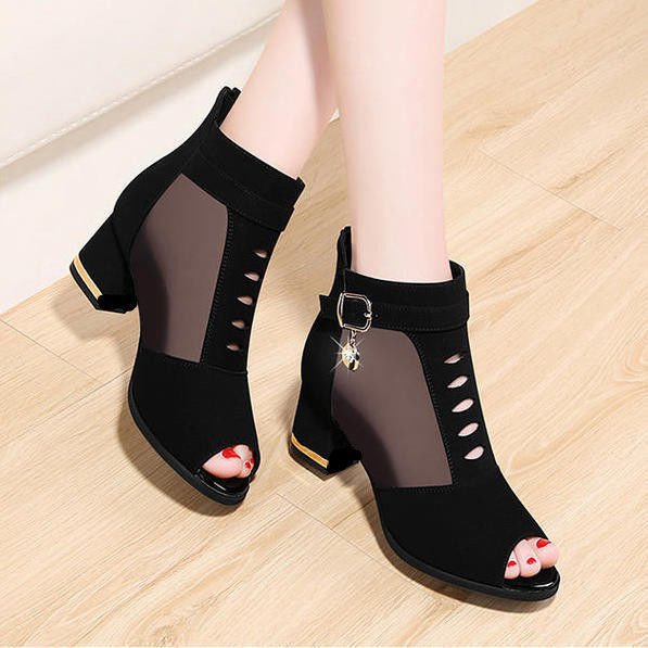 Damen nan Peep-Toe Stiefelette mit transparenten Mesh-Einsätzen, Cut-Out-Details, Zier-Schnalle und mittlerem Blockabsatz Drune