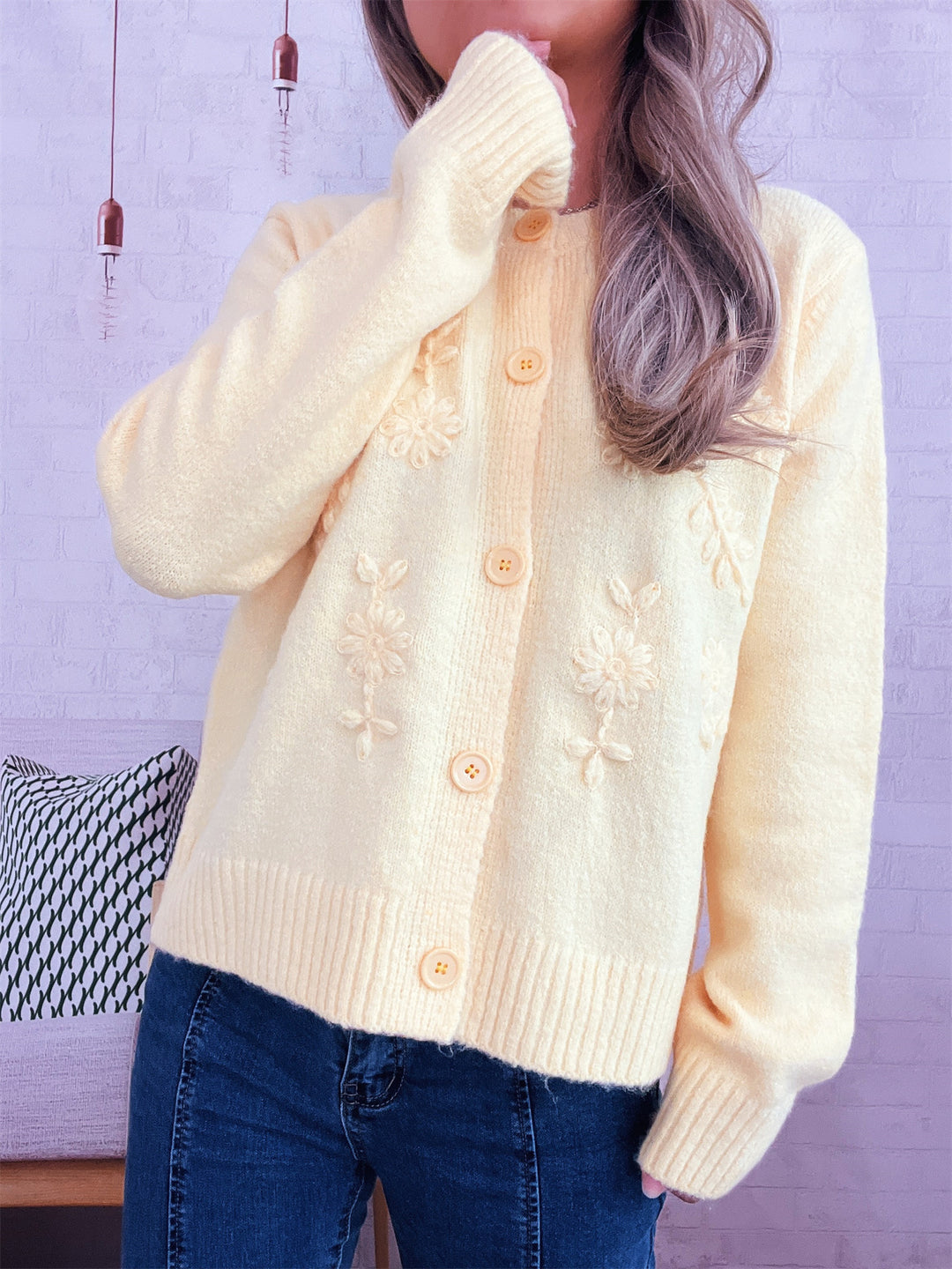 Damen lockerer Strickcardigan mit floralen Applikationen und Knopfdetails Drune