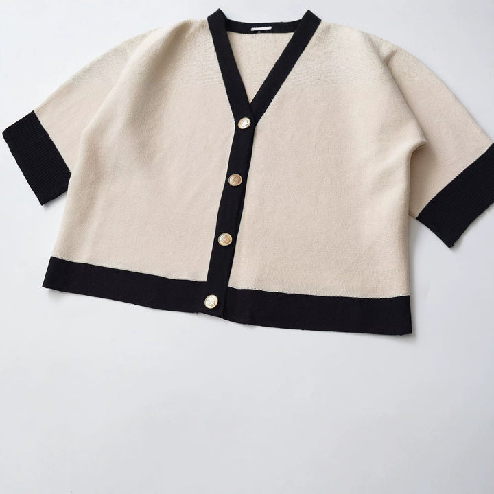 Damen 20+ kastiger Kurzcardigan im Kimono‑Look mit kontrastbesatz und Goldknöpfen Drune
