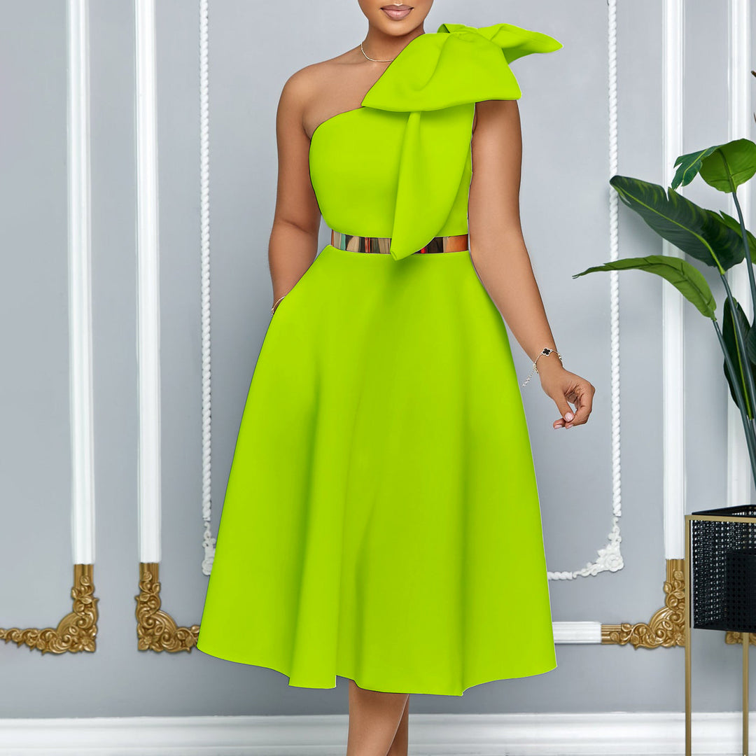 Damen schulterfreies Kleid mit stilvollem Halstuch und goldener Akzent Drune