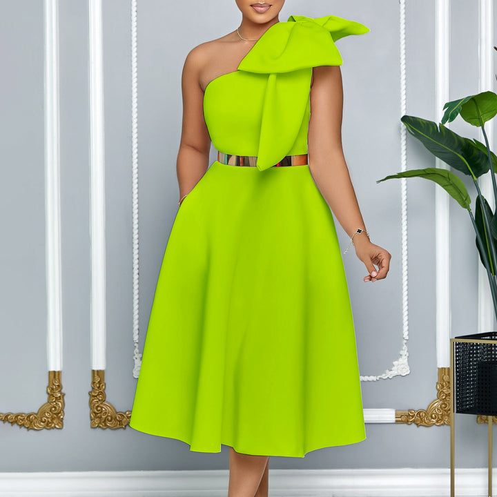 Damen schulterfreies Kleid mit stilvollem Halstuch und goldener Akzent Drune