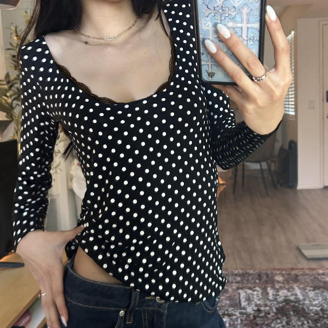 Damen nan figurbetontes Punktmuster‑Longsleeve mit Spitzenrand und dezentem Raffungseinsatz Drune