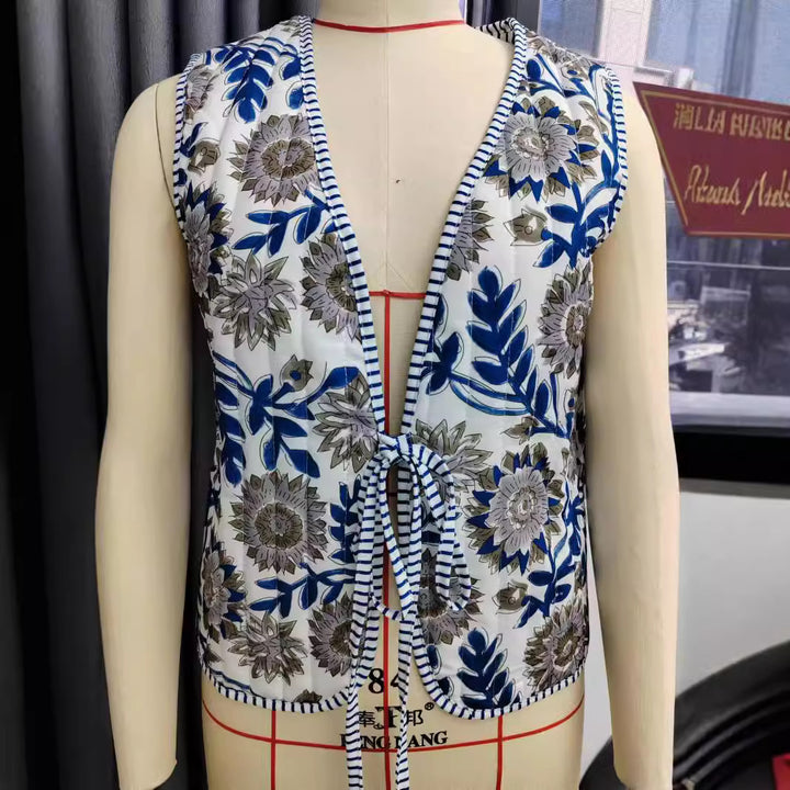Damen Patchwork‑Weste mit Bindeband, gestreifter Innenverarbeitung und Kontrastpaspel Drune