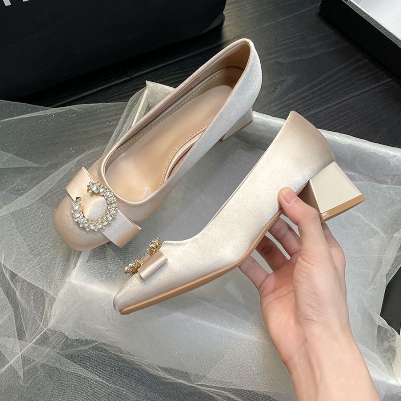 Damen Satin‑Ballerinas mit mittlerem Blockabsatz, gepolstertem Komfortfußbett und funkelnder Schleifenbrosche Drune