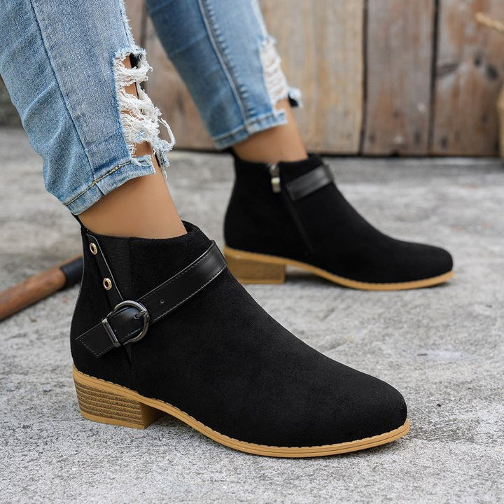 Damen Kurzschaft-Stiefelette aus Wildlederoptik mit seitlichem Reißverschluss und Ziergurt Drune