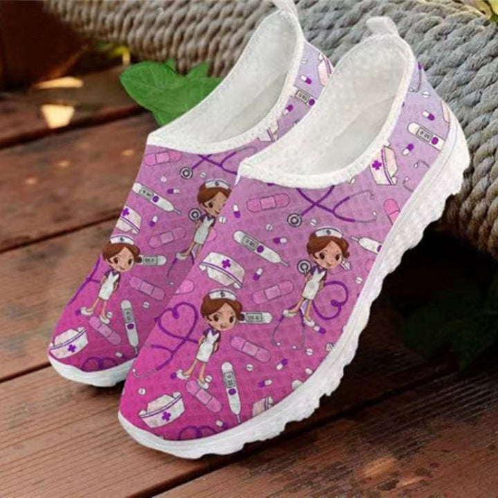 Damen Verspielte Slip-On Sneakers mit medizinischem Cartoon-Print, atmungsaktivem Mesh und gepolsterter Memory-Sohle Drune
