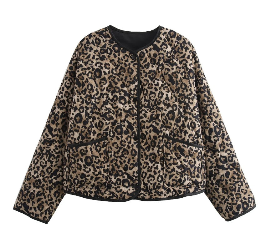 Damen 60+ gesteppte Kurzblousonjacke im Animalprint mit Rundhals und aufgesetzten Taschen Drune