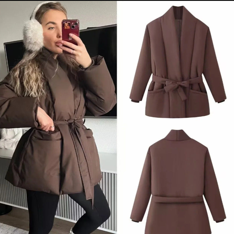 Damen 500+ gesteppte Kurzpufferjacke mit Schalkragen und Bindegürtel Drune