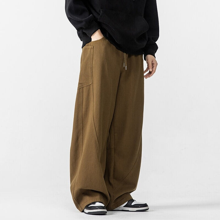 Herren Weite Loungehose mit Tunnelzug, aufgesetzten Taschen und markanten Panelnähten Drune