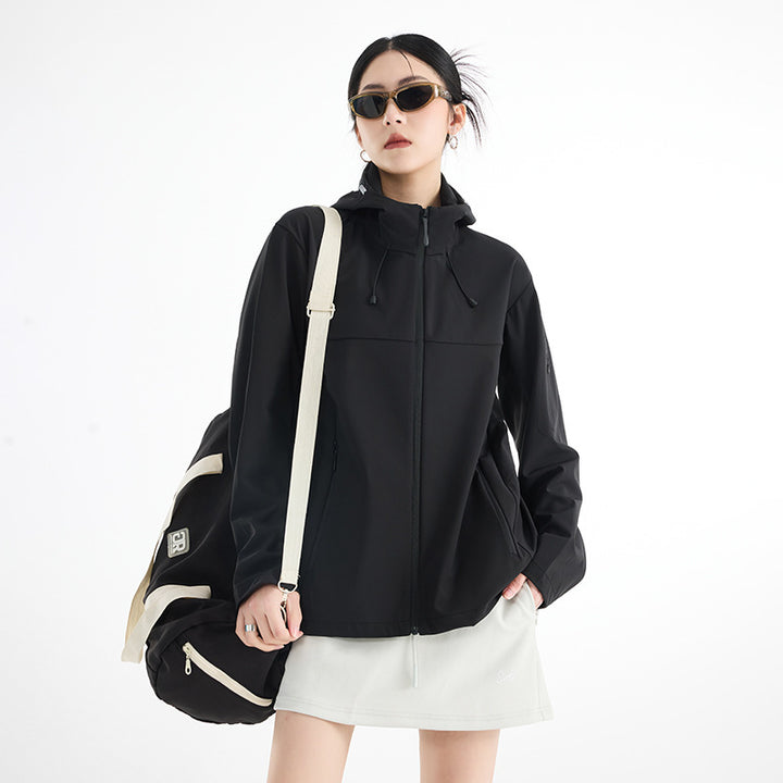 Damen Atmungsaktive Softshell-Regenjacke mit Kapuze, winddicht und minimalistischer Tech-Optik Drune