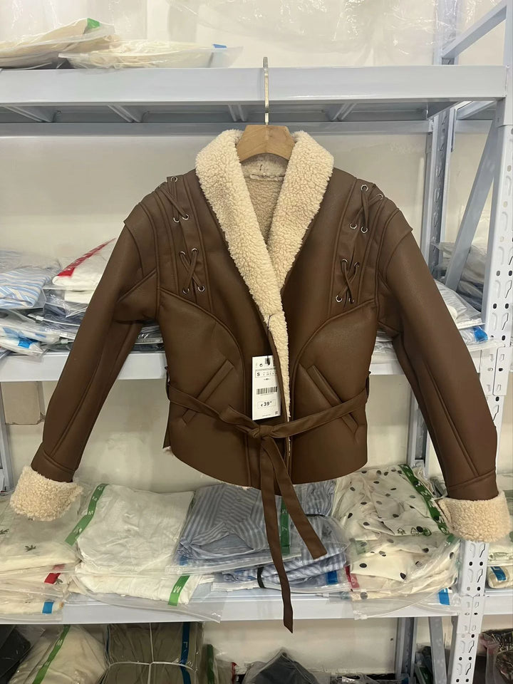Damen nan taillierte Kunstlederjacke mit Sherpa-Futter, Wickelgürtel und seitlichen Schnürdetails Drune