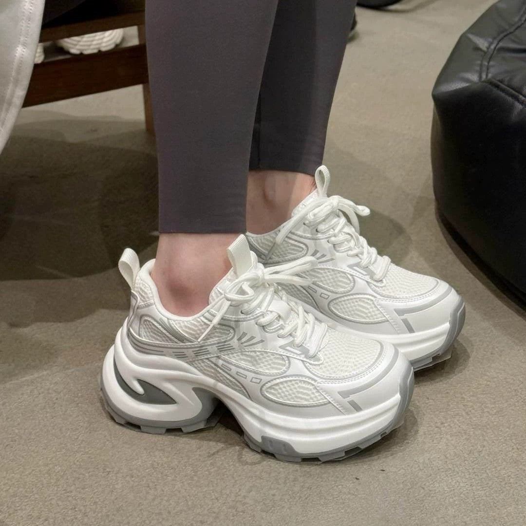 Damen futuristische Plateausneaker mit skulpturierter Wedgesohle und reflektierenden Mesh-Akzenten Drune