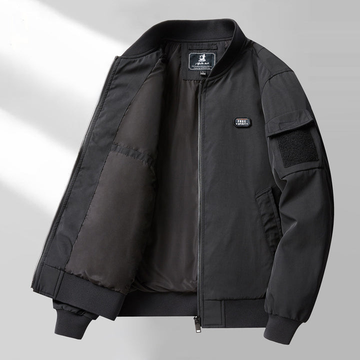 Herren minimalistischer Nylon-Bomber mit wattierter Innenlage und Ärmel-Pattentasche Drune
