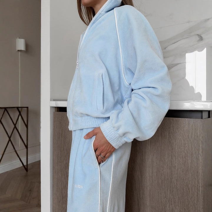 Damen Freizeitanzug aus weichem Fleece mit hohem Kragen und praktischen Taschen Drune
