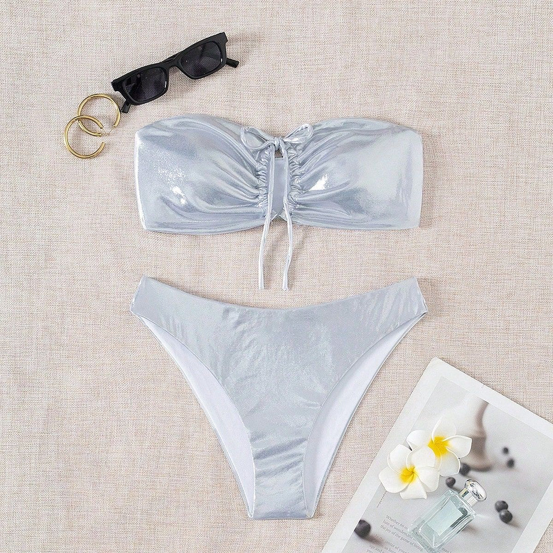 Damen Bandeau-Bikini mit glänzendem Oberteil und hohem Beinausschnitt Drune