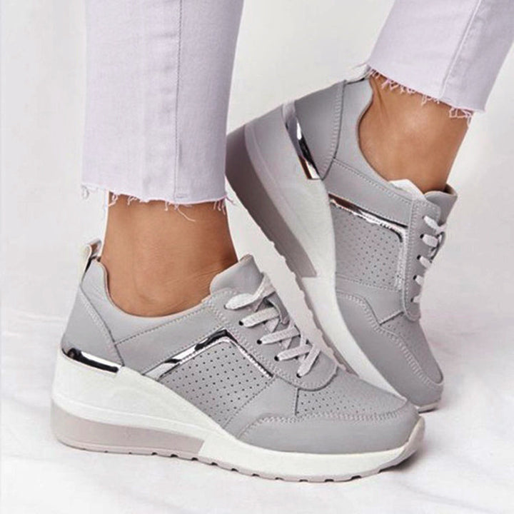Damen Keilabsatz-Sneaker mit perforiertem Obermaterial und metallischem Akzent Drune