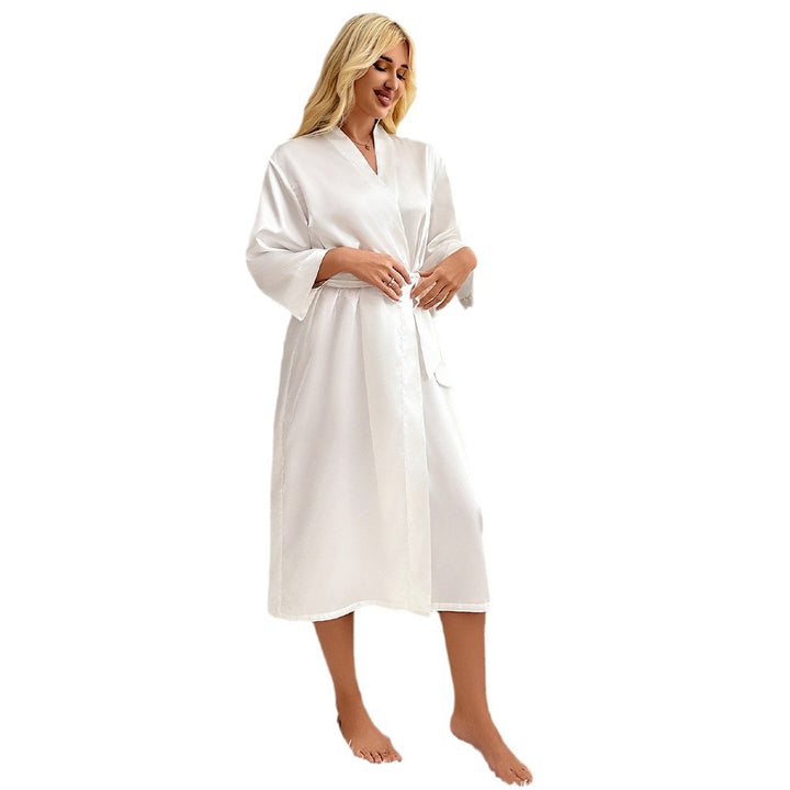 Damen Satin Kimono-Robe mit luxuriösem "Queen"-Schriftzug und eleganten Akzenten Drune