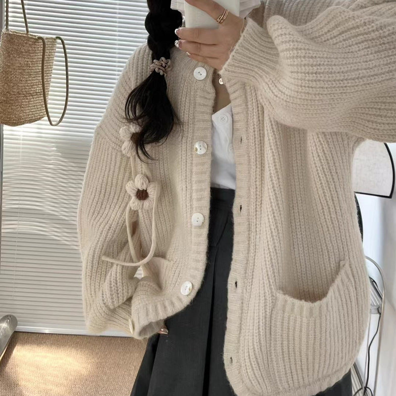 Damen Strickjacke mit verspielten Blumenapplikationen und großen Taschen Drune