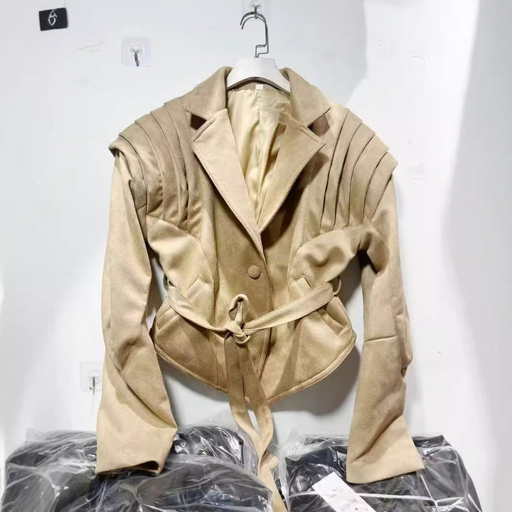 Damen nan taillierter Veloursleder-Blazer mit plissierten Schulterdetails und Bindegürtel Drune