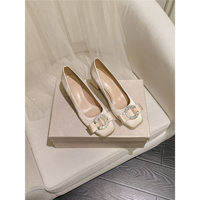 Damen Satin‑Ballerinas mit mittlerem Blockabsatz, gepolstertem Komfortfußbett und funkelnder Schleifenbrosche Drune