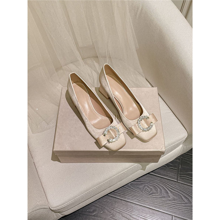 Damen Satin‑Ballerinas mit mittlerem Blockabsatz, gepolstertem Komfortfußbett und funkelnder Schleifenbrosche Drune