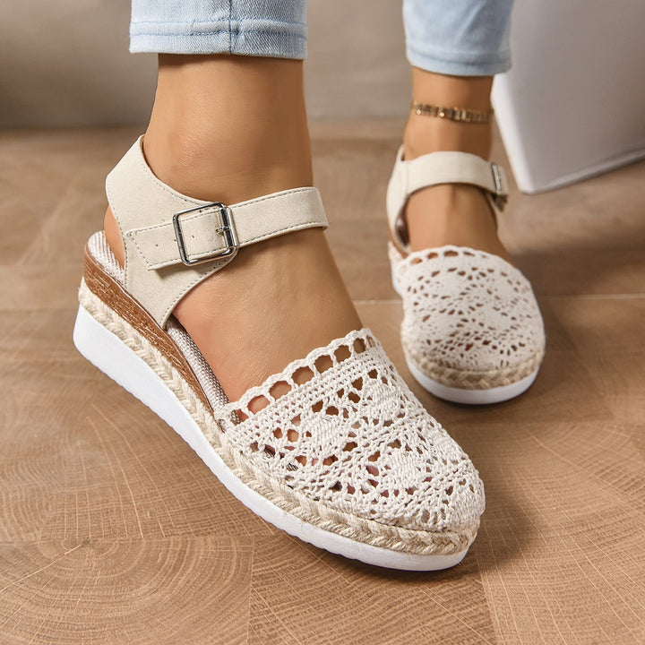 Damen  bestickte Espadrille-Pantoletten mit verstellbarem Knöchelriemen, floraler Häkel-Optik und geflochtenem Jute-Plateau Drune