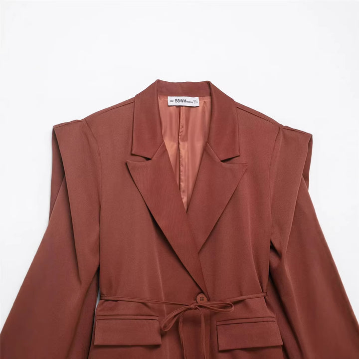 Damen nan taillierter Blazer mit markanten Schulterpolstern, Bindegürtel und Pattentaschen Drune