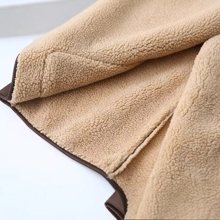 Damen nan kastige Kunstleder‑Schaffelljacke mit großem Teddykragen, aufgesetzten Fronttaschen und Knopfverschluss Drune