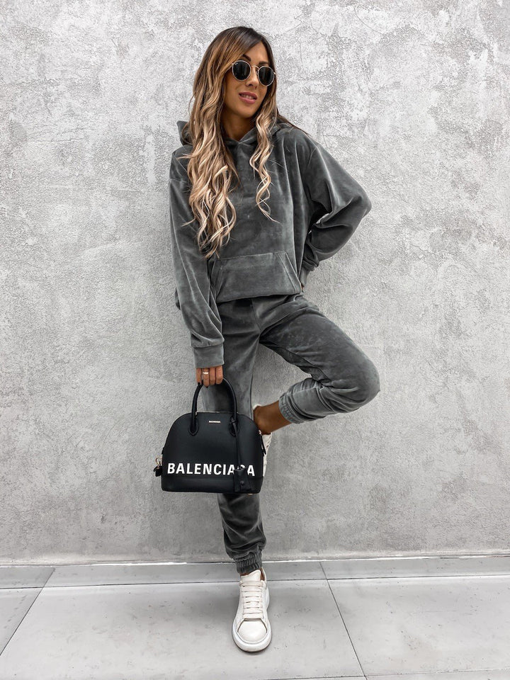 Damen Velours-Lounge-Set mit kuscheliger Kapuzenpullover und schmal zulaufender Jogginghose Drune