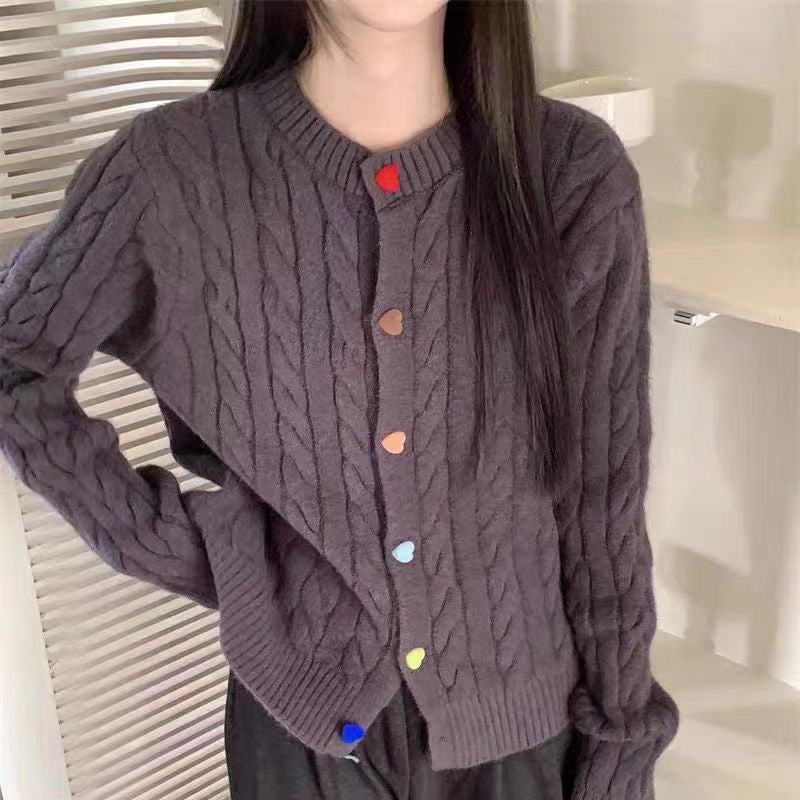 Damen Strickjacke mit Zopfmuster und bunten Knopfdetails Drune